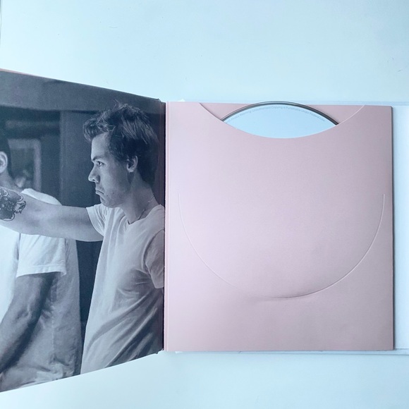 SOLD - Harry Styles debut limited edition CD with 32-page book - Picture 2 of 3